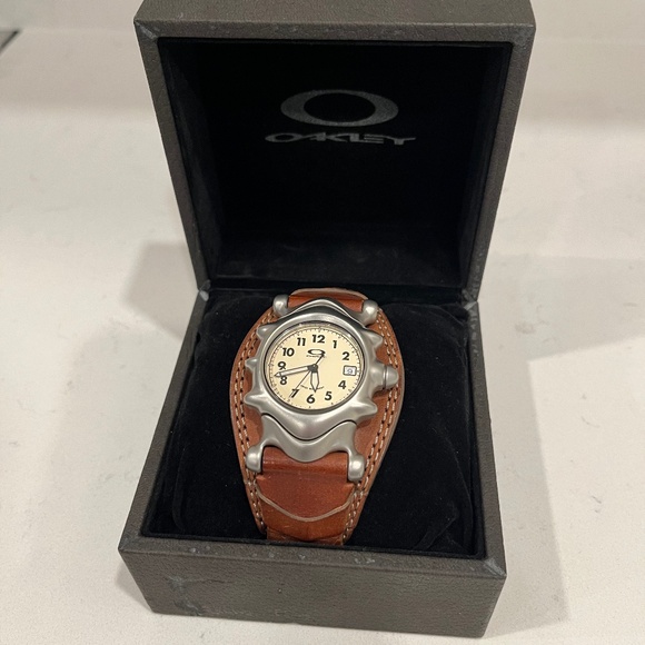 Oakley Saddleback Watch - Picture 1 of 8